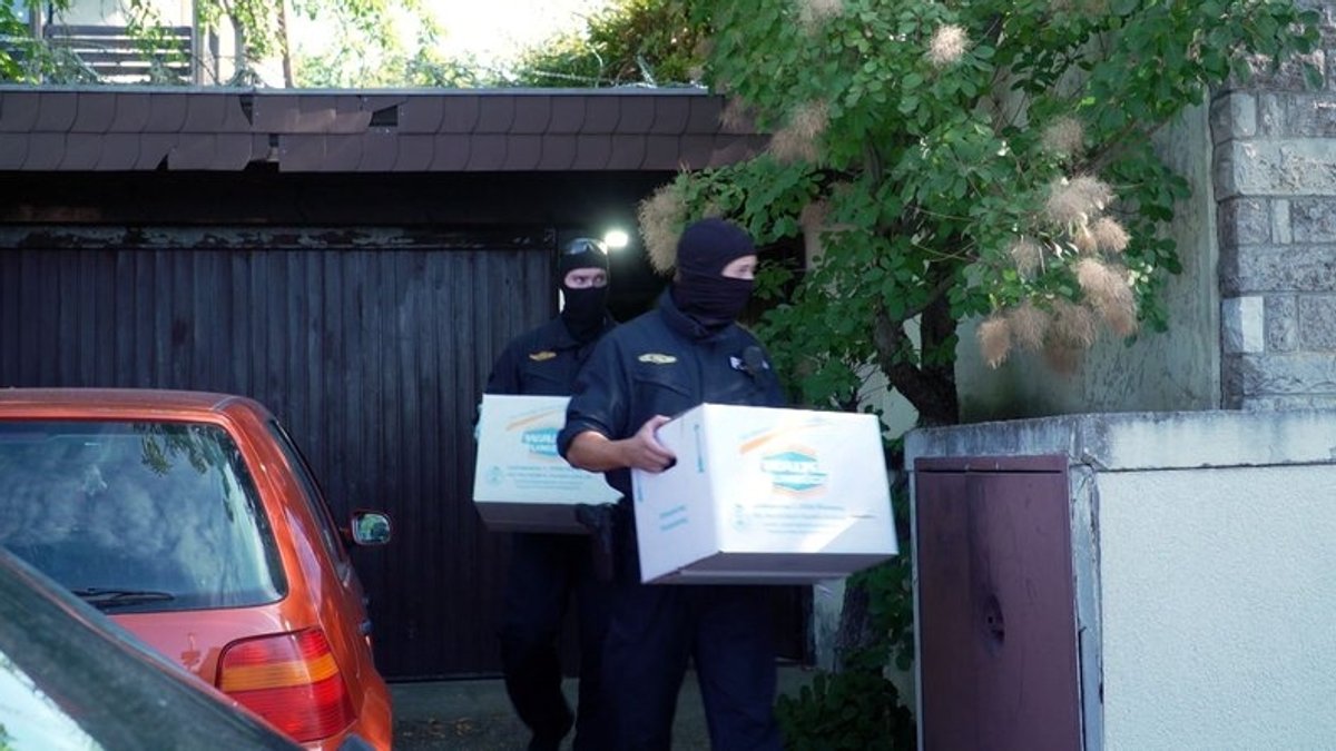 Zwei Polizisten mit Kartons in der Hand