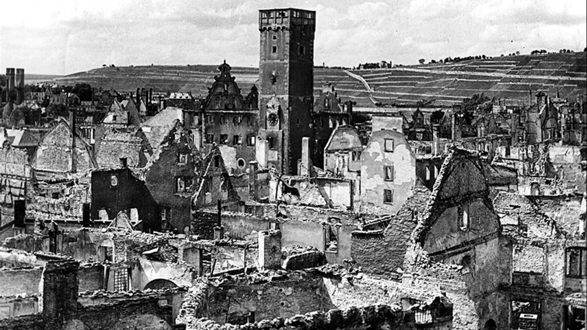 Würzburgs Altstadt kurz vor dem Kriegsende: Zu 95 Prozent zerstört.