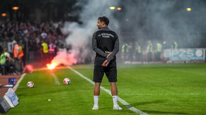 Würzburger Fans zündeten Pyrotechnik in Schweinfurt | Bild: picture-alliance/dpa Würzburger Fans zündeten Pyrotechnik in Schweinfurt