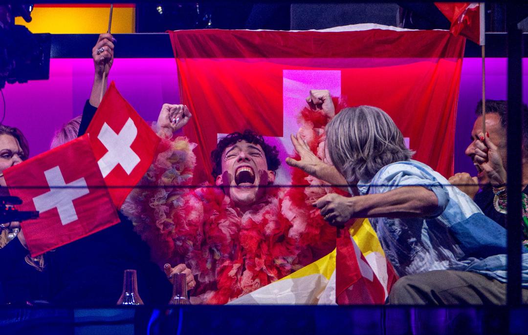 Nemo aus der Schweiz jubelt bei der Punktevergabe im Finale des Eurovision Song Contest (ESC) 2024.