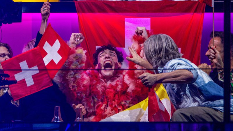 Nemo aus der Schweiz jubelt bei der Punktevergabe im Finale des Eurovision Song Contest (ESC) 2024.