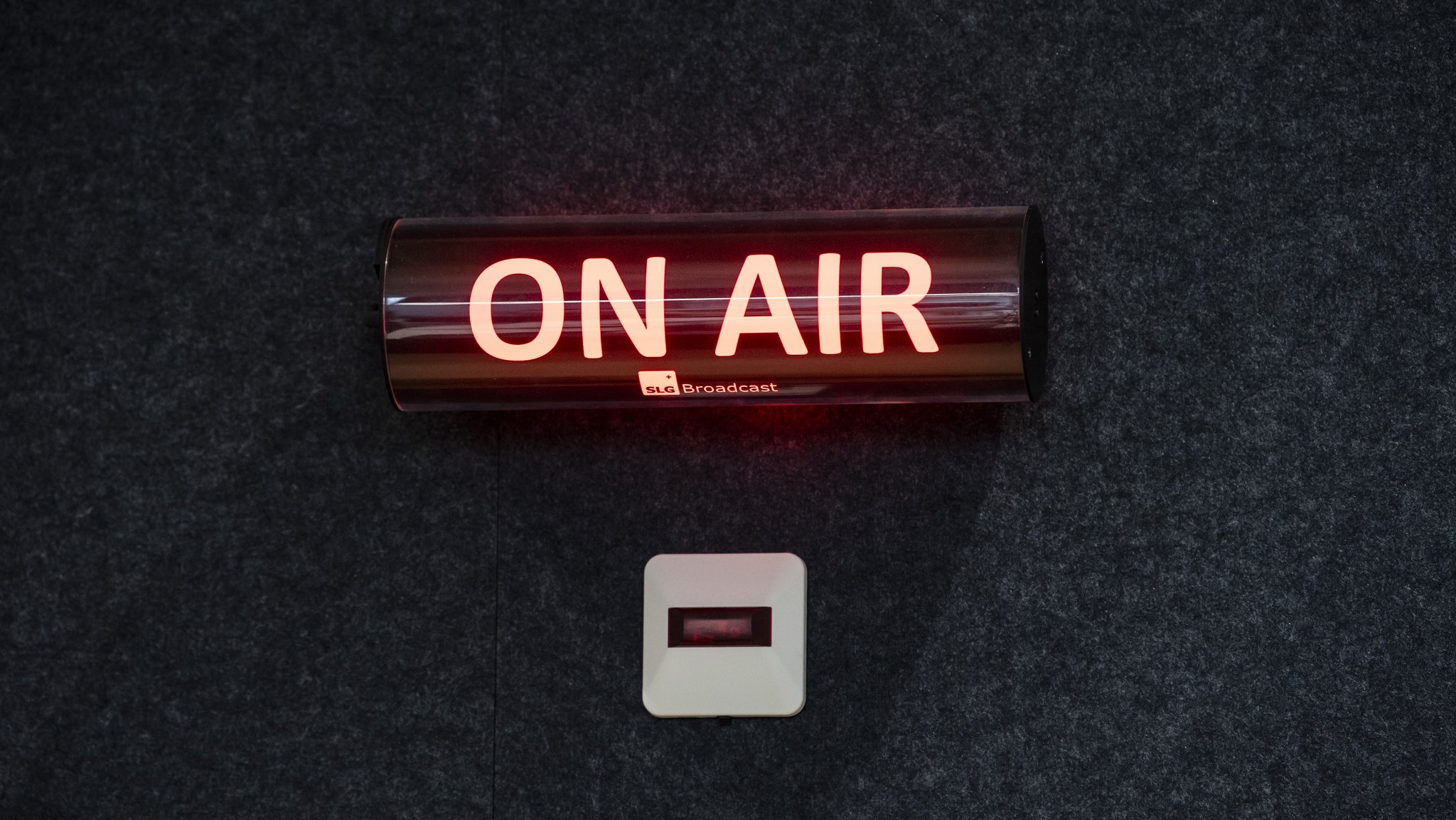 Symbolbild: Schild mit der Leuchtschrift "On Air"