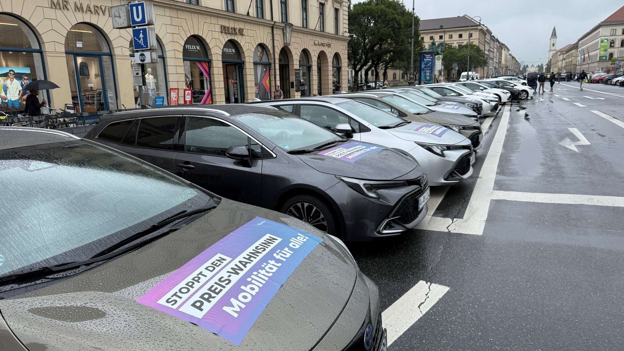 Geparkte Uber-Autos am Münchner Odeonsplatz | Bild: BR / Manuel Rauch Geparkte Uber-Autos am Münchner Odeonsplatz