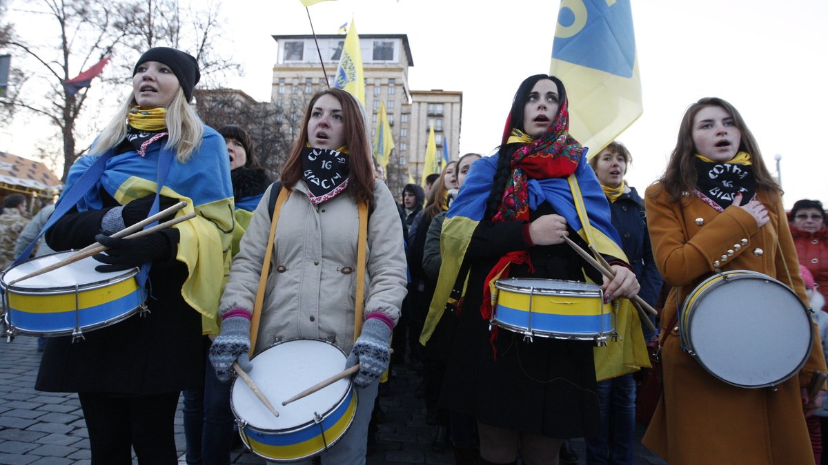 21.11.14: Vier junge Frauen erinnern in Kiew an die Euromaidan-Proteste.