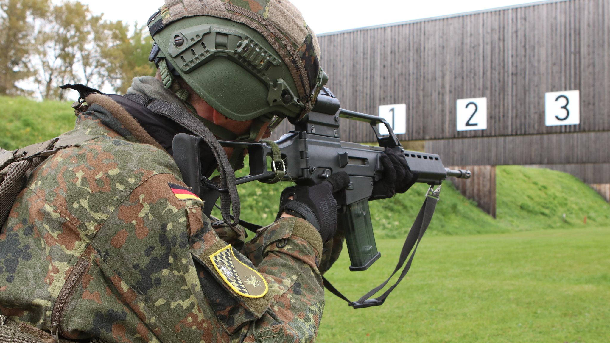 Schießausbildung im Allgäu. Hier treffen wir Nils. Er ist Freiwillig Wehrdienstleistender.