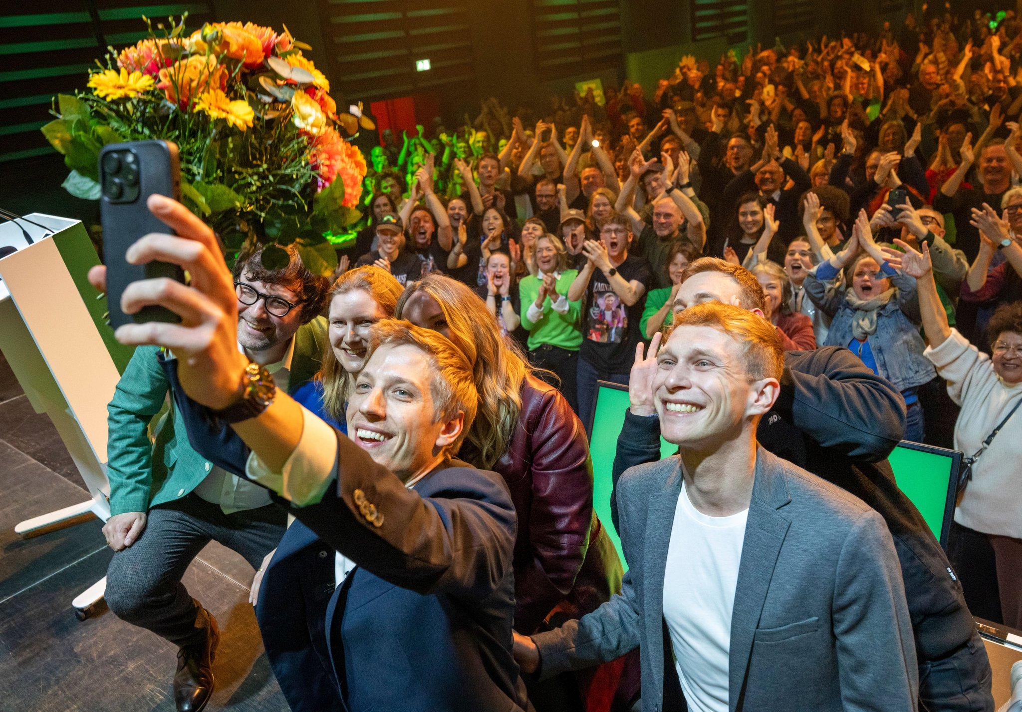 dpatopbilder - 08.03.2026, Bayern, München: Dominik Krause (vorne, Bündnis 90/Die Grünen), Zweiter Bürgermeister von München, macht auf der Wahlparty der Grünen nach der Kommunalwahl in der bayerischen Landeshauptstadt ein Selfie. Foto: Peter Kneffel/dpa +++ dpa-Bildfunk +++
