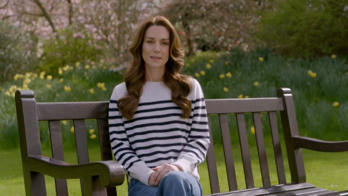 Prinzessin Kate sitzt auf einer Gartenbank