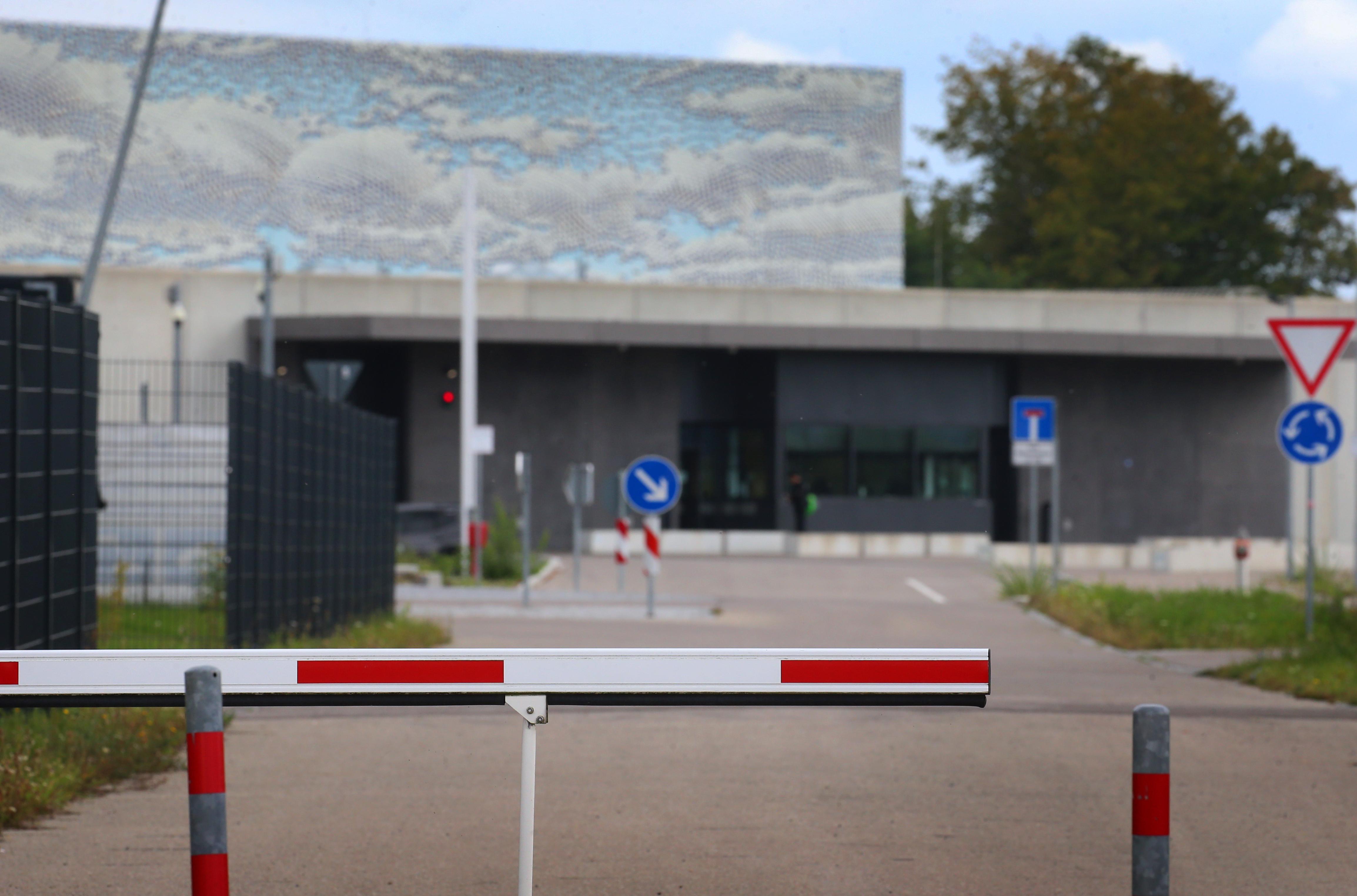 Der Haupteingang der Justizvollzugsanstalt Gablingen ist hinter einer Schranke zu sehen.