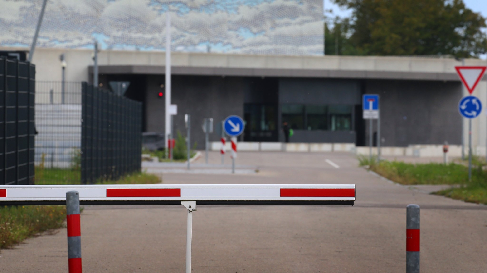 Der Haupteingang der Justizvollzugsanstalt Gablingen ist hinter einer Schranke zu sehen.