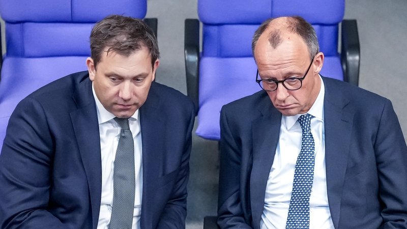 Lars Klingbeil und Friedrich Merz sitzen im Bundestag alleine in einer Sitzreihe mit strengen Blick | Bild: dpa-Bildfunk/Michael Kappeler Lars Klingbeil und Friedrich Merz sitzen im Bundestag alleine in einer Sitzreihe mit strengen Blick