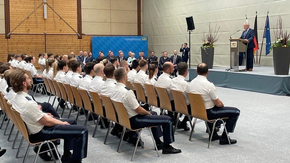 Innenminister Joachim Herrmann (CSU) begrüßt in Nürnberg 130 Anwärter, die zur Ausbildung bei der Polizei eingestellt wurden.
