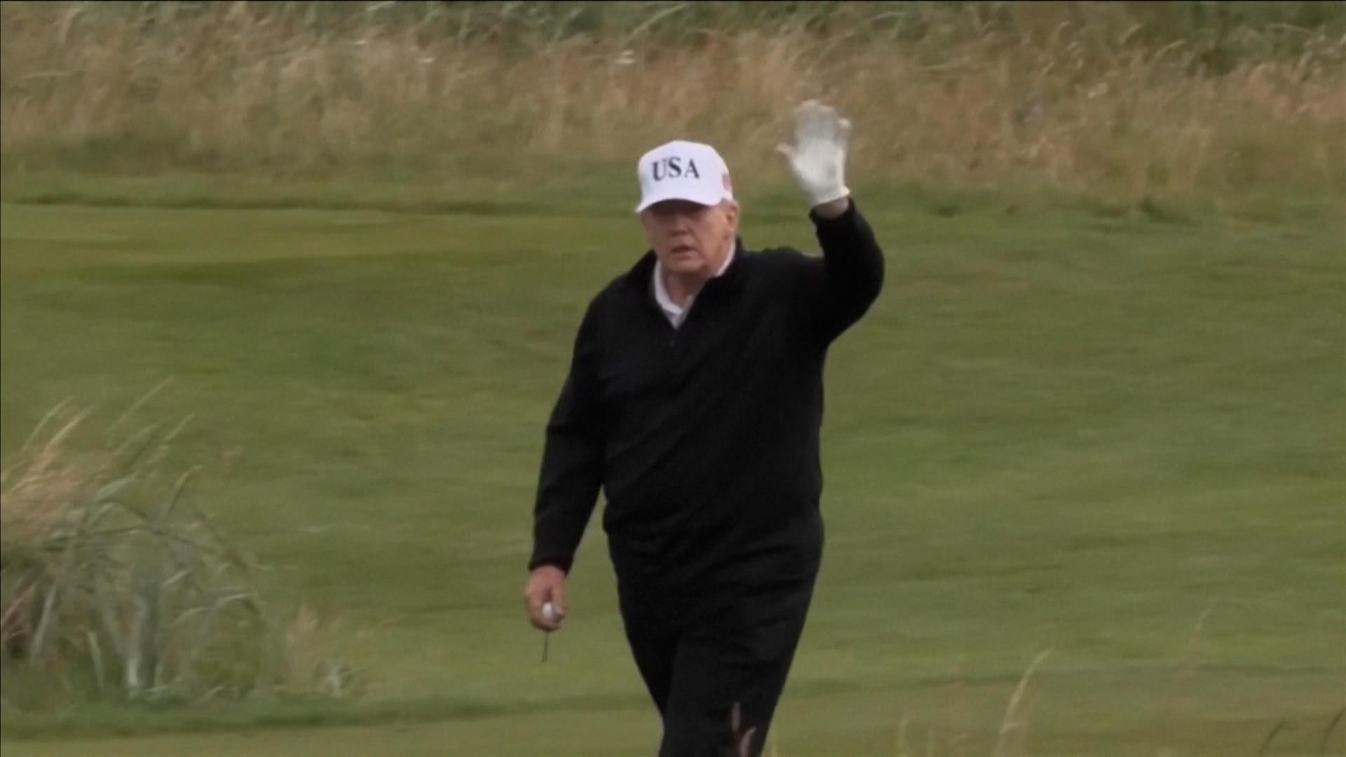 Während Trump seine Visite in Schottland mit einer Runde Golf begann, demonstrierten Hunderte Menschen gegen den Besuch des US-Präsidenten.