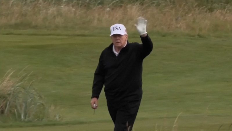 Während Trump seine Visite in Schottland mit einer Runde Golf begann, demonstrierten Hunderte Menschen gegen den Besuch des US-Präsidenten. | Bild: BR Während Trump seine Visite in Schottland mit einer Runde Golf begann, demonstrierten Hunderte Menschen gegen den Besuch des US-Präsidenten.