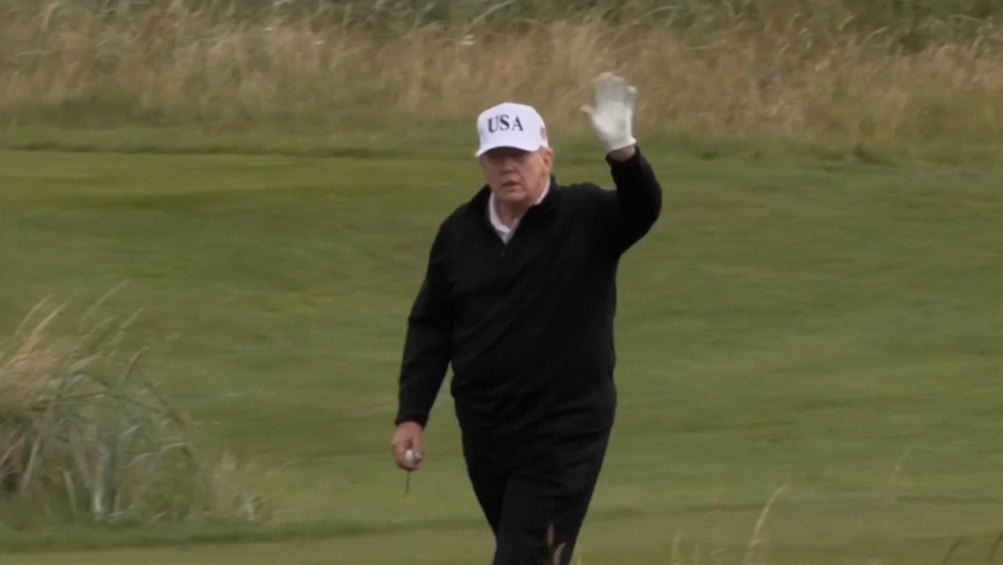 Während Trump seine Visite in Schottland mit einer Runde Golf begann, demonstrierten Hunderte Menschen gegen den Besuch des US-Präsidenten.