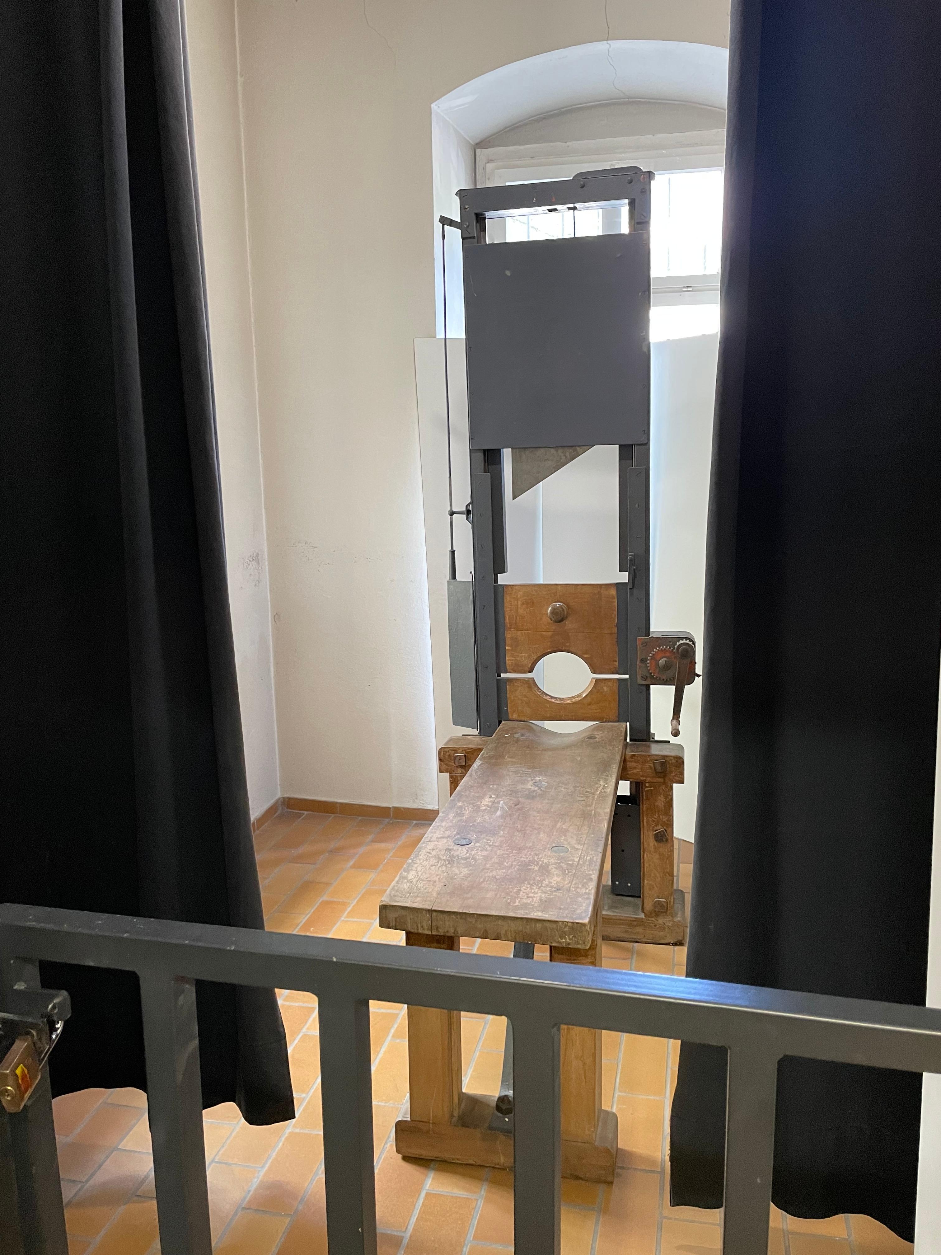 NS-Guillotine, die im Strafvollzugsmuseum Ludwigsburg ausgestellt ist. Fotos von der Münchner Guillotine stellt das Bayerische Nationalmuseum nicht frei zur Verfügung. 