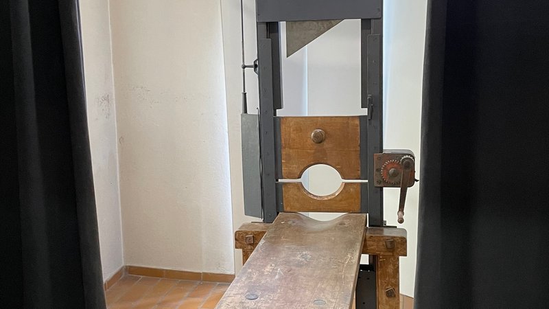 NS-Guillotine, die im Strafvollzugsmuseum Ludwigsburg ausgestellt ist. Fotos von der Münchner Guillotine stellt das Bayerische Nationalmuseum nicht frei zur Verfügung. | Bild: BR/Ulrich Trebbin NS-Guillotine, die im Strafvollzugsmuseum Ludwigsburg ausgestellt ist. Fotos von der Münchner Guillotine stellt das Bayerische Nationalmuseum nicht frei zur Verfügung.