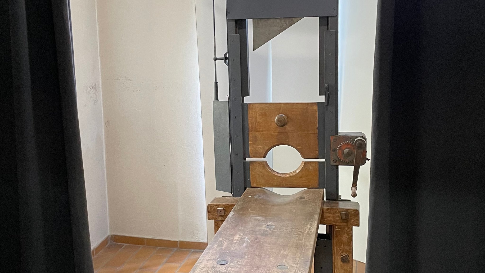 NS-Guillotine, die im Strafvollzugsmuseum Ludwigsburg ausgestellt ist. Fotos von der Münchner Guillotine stellt das Bayerische Nationalmuseum nicht frei zur Verfügung. | Bild: BR/Ulrich Trebbin NS-Guillotine, die im Strafvollzugsmuseum Ludwigsburg ausgestellt ist. Fotos von der Münchner Guillotine stellt das Bayerische Nationalmuseum nicht frei zur Verfügung.