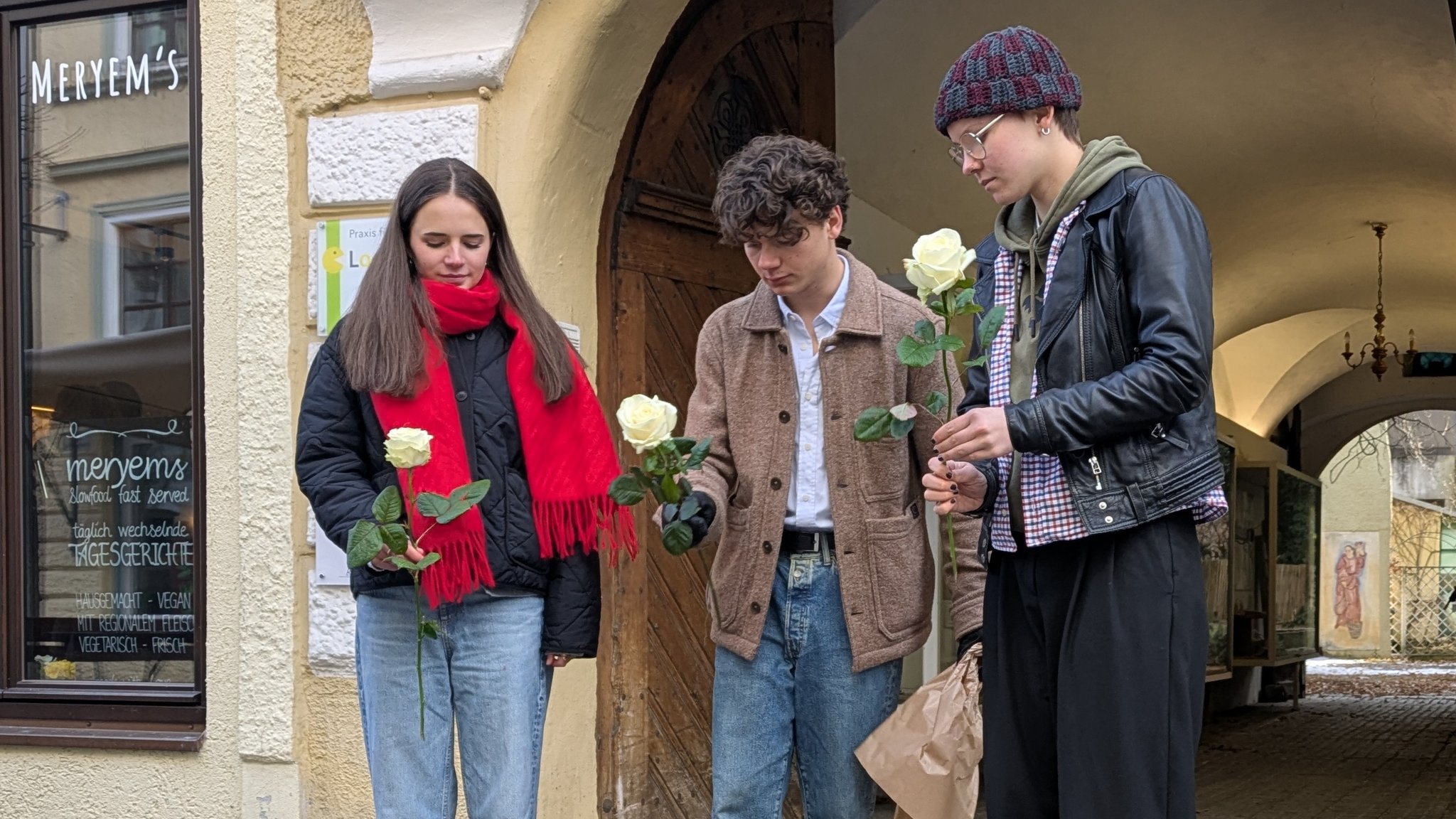 "Stolpersteine digital": Mit diesem Projekt  erinnern Kyra, Laura und Moritz vom Allgäu-Gymnasium in Kempten an jüdischer Familien. 