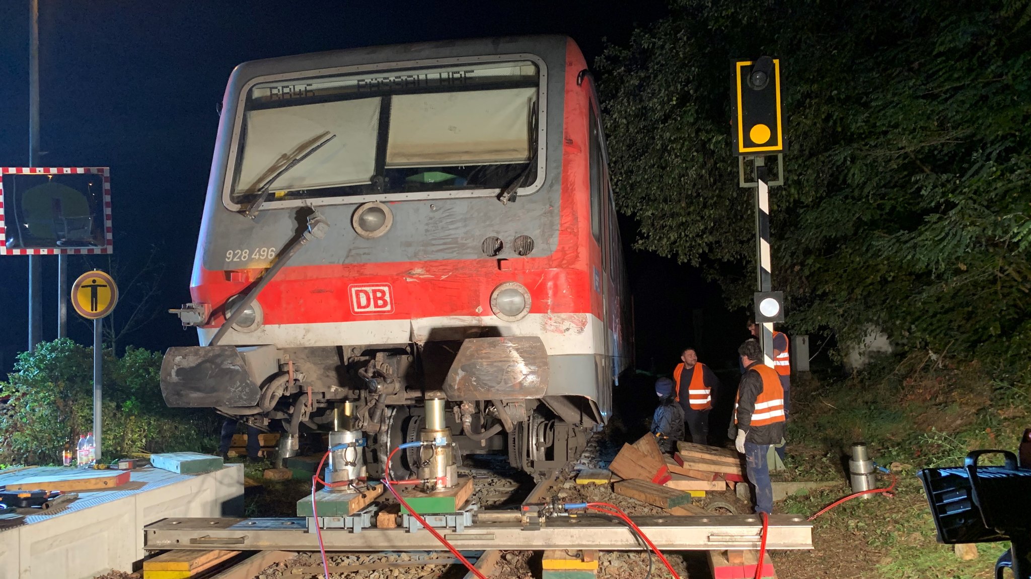 Die Aufräumarbeiten waren aufwendig und dauerten bis in den späten Abend. Der Personenzug entgleiste mit dem vorderen Triebwerk. 