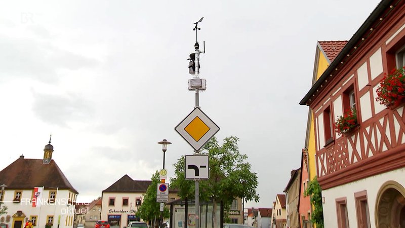 Der Volkacher Marktplatz im Landkreis Kitzingen: Kaum Grün, viele versiegelte Flächen. Der Grund für die dortigen Hitzerekorde? Die Klimatologie-Professur der Uni Würzburg erforscht Temperaturunterschiede zwischen bebauten und Grünflächen in der Stadt. | Bild: BR-Studio Franken Der Volkacher Marktplatz im Landkreis Kitzingen: Kaum Grün, viele versiegelte Flächen. Der Grund für die dortigen Hitzerekorde? Die Klimatologie-Professur der Uni Würzburg erforscht Temperaturunterschiede zwischen bebauten und Grünflächen in der Stadt.