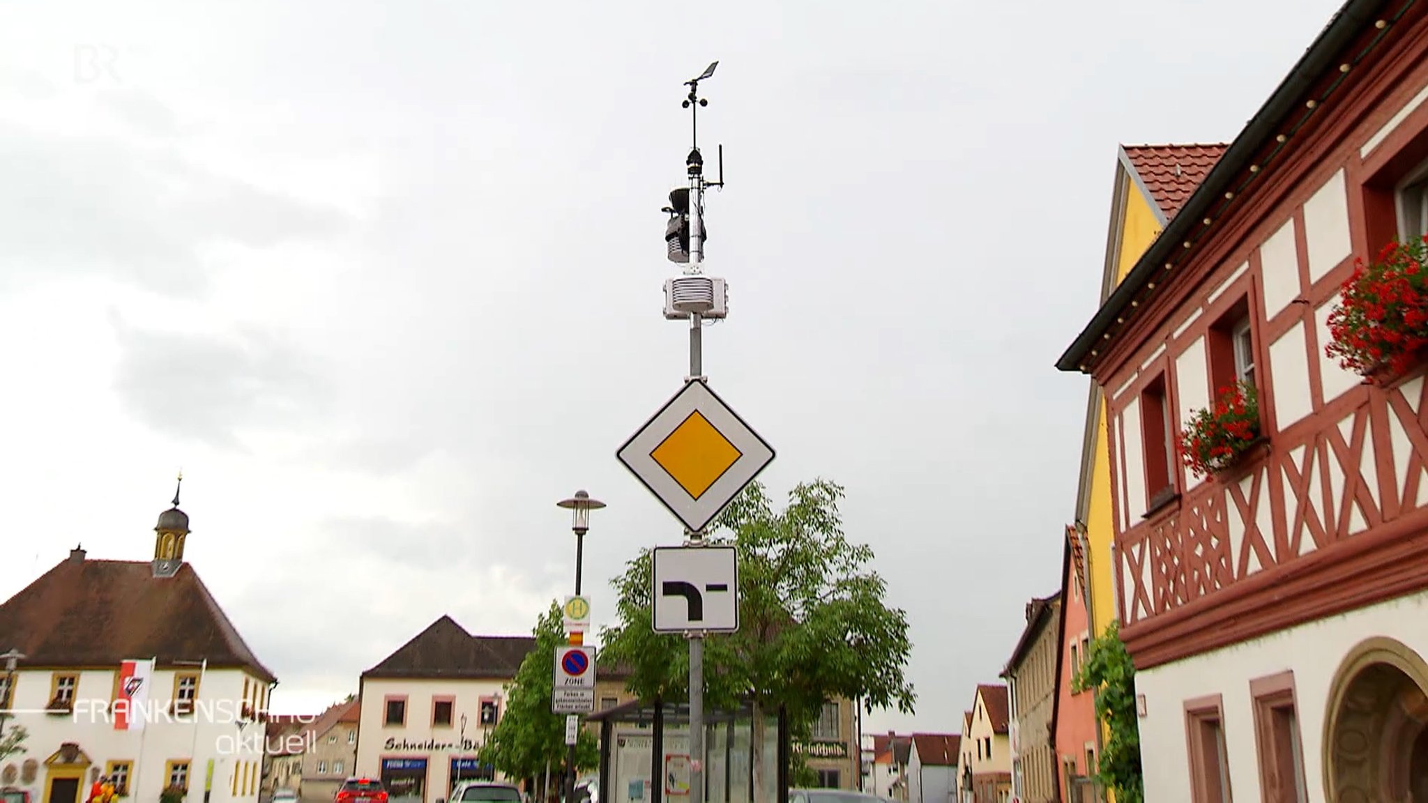 Der Volkacher Marktplatz im Landkreis Kitzingen: Kaum Grün, viele versiegelte Flächen. Der Grund für die dortigen Hitzerekorde? Die Klimatologie-Professur der Uni Würzburg erforscht Temperaturunterschiede zwischen bebauten und Grünflächen in der Stadt. | Bild: BR-Studio Franken Der Volkacher Marktplatz im Landkreis Kitzingen: Kaum Grün, viele versiegelte Flächen. Der Grund für die dortigen Hitzerekorde? Die Klimatologie-Professur der Uni Würzburg erforscht Temperaturunterschiede zwischen bebauten und Grünflächen in der Stadt.