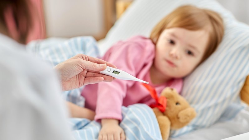 Symbolbild: Frau am Bett eines Kleinkindes blickt auf Fieberthermometer | Bild: picture alliance / Zoonar | lev dolgachov Symbolbild: Frau am Bett eines Kleinkindes blickt auf Fieberthermometer