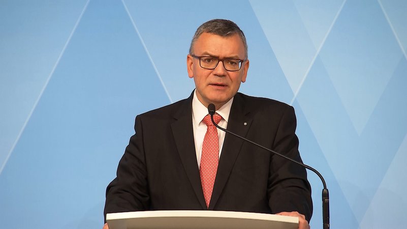 E-Autos parken in Bayern bald kostenlos | Bild: Bayerischer Rundfunk 2024 E-Autos parken in Bayern bald kostenlos