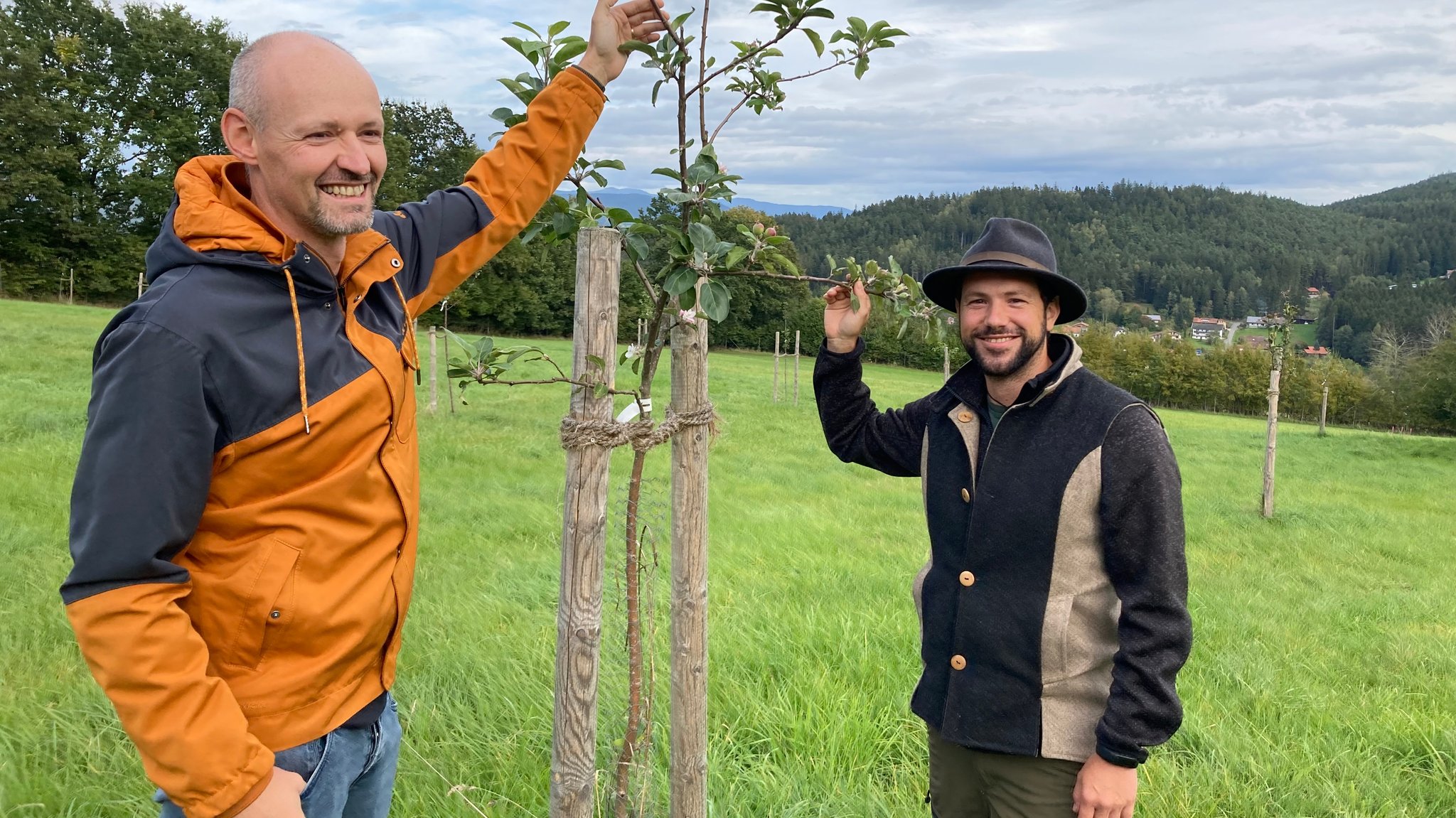 Obstgartenbesitzer Matthias Baumgartner in Iggleinsberg im Bayerischen Wald (links im Bild) und Forstingenieur Gabriel Happernagl