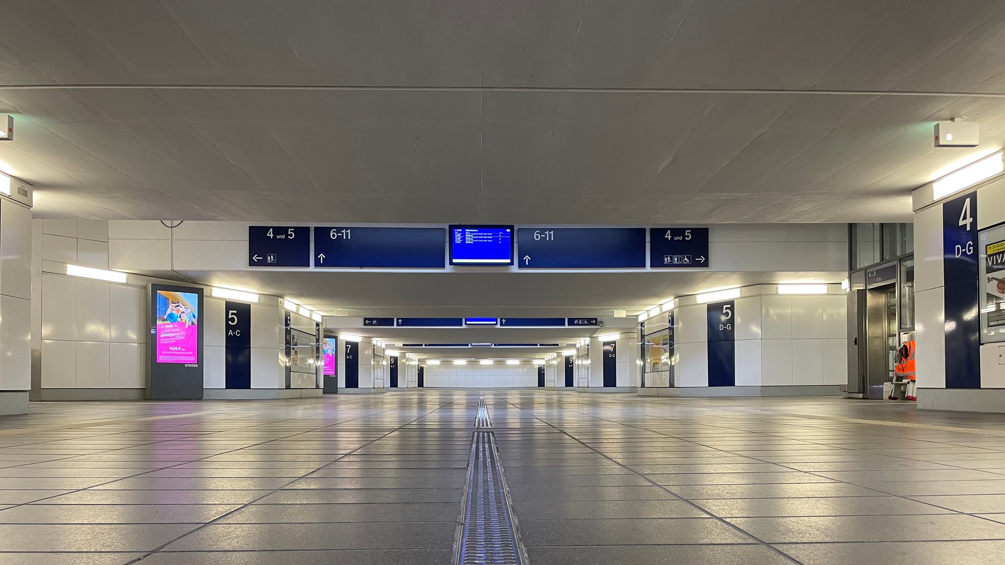 Kein Mensch am Würzburger Bahnhof.