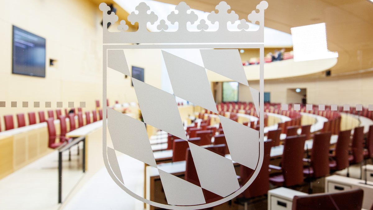 Archiv: Die Bayernraute ist auf einer Glasscheibe zum Plenarsaal vor Beginn der zweiten Plenarsitzung des bayerischen Landtags zu sehen (31.10.2023)