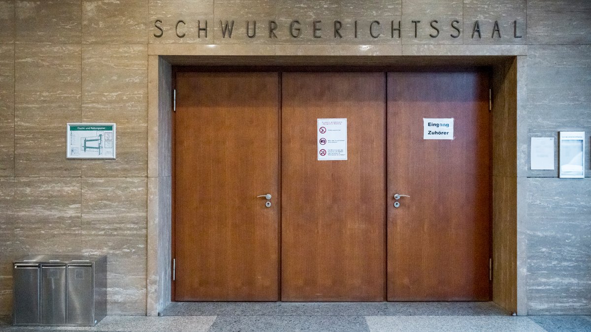 Der Eingang zum Schwurgerichtssaal am Landgericht Hof. 