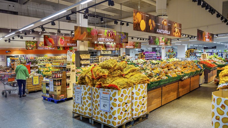 Lebensmittel-Abteilung in einem Allgäuer Großmarkt | Bild: picture alliance / imageBROKER | Manfred Bail Lebensmittel-Abteilung in einem Allgäuer Großmarkt