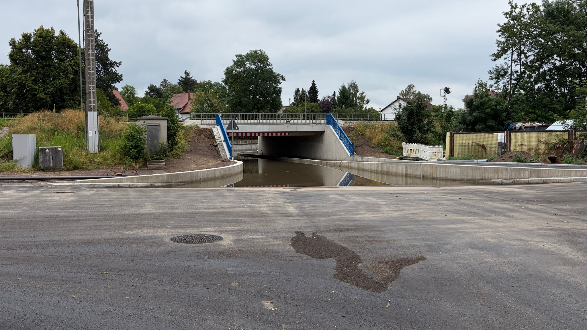 Eine überflutete Straßenunterführung | Bild: BR/Florian Deglmann Eine überflutete Straßenunterführung