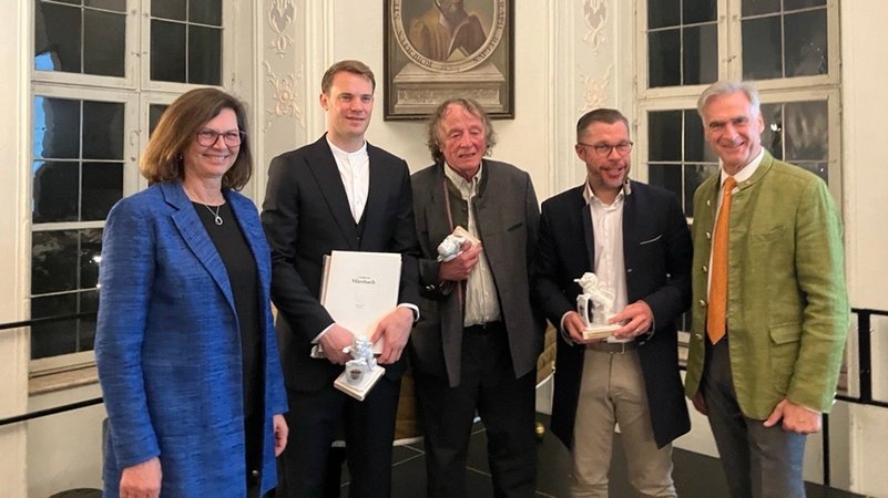 Preisverleihung im Kloster Tegernsee mit Ilse Aigner, Manuel Neuer, Paul Schwarzenberger, Johannes Rabl und Landrat Olaf von Löwis | Bild: Jonas Breitner/ Bayerischer Rundfunk 2024 Preisverleihung im Kloster Tegernsee mit Ilse Aigner, Manuel Neuer, Paul Schwarzenberger, Johannes Rabl und Landrat Olaf von Löwis