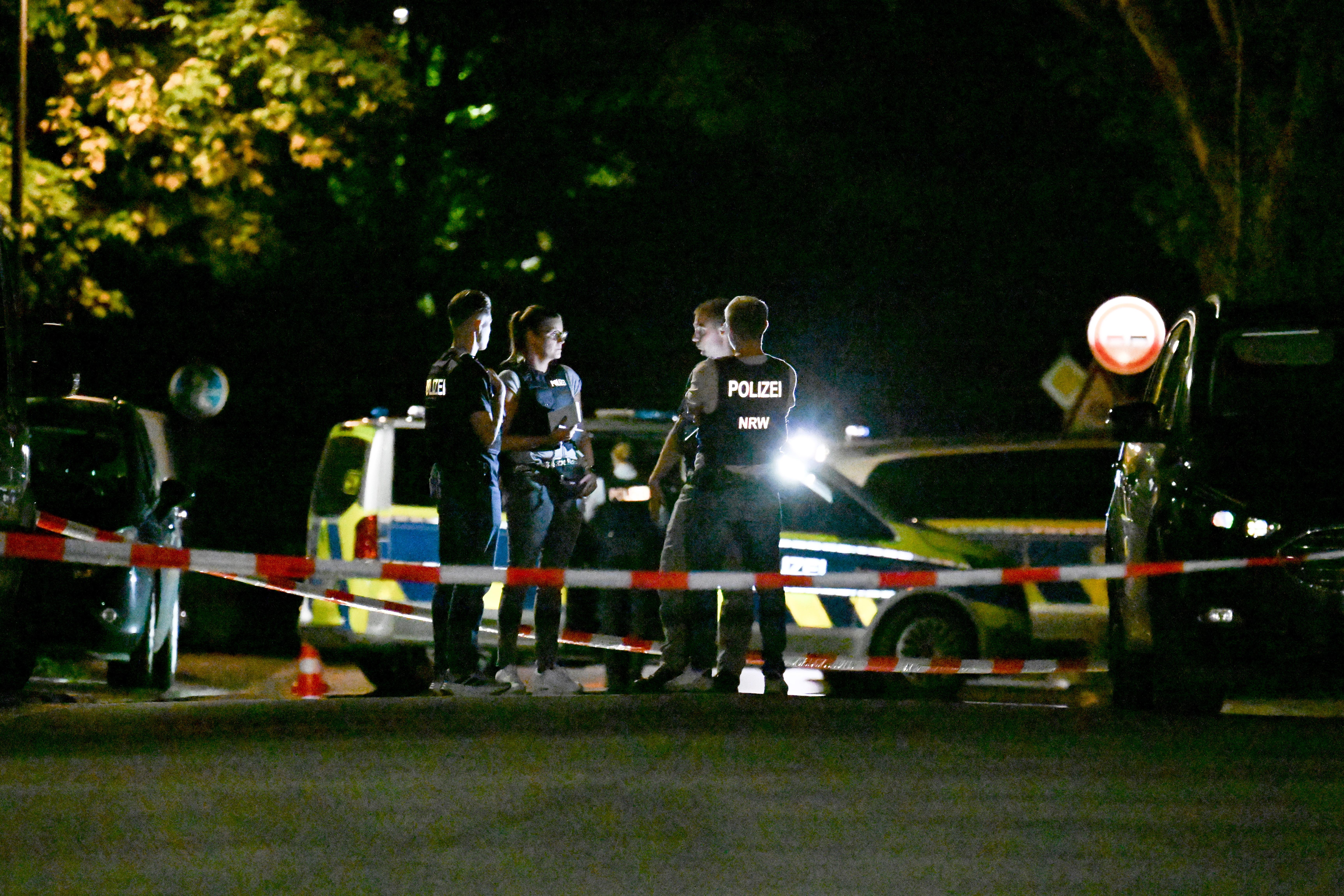 In Nordrhein-Westfalen hat die Polizei erneut tödliche Schüsse auf einen mutmaßlichen Messerangreifer abgegeben.