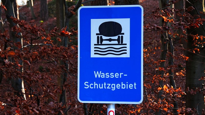 Schild "Wasserschutzgebiet", an einem Waldrand in Betzenstein, Oberfranken. 