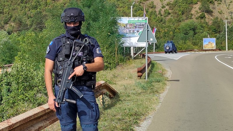 Serben mit militärischer Ausrüstung hatten im Nord-Kosovo eine Straßensperre errichtet. Bei einem Schusswechsel mit der Polizei gab es vier Tote.