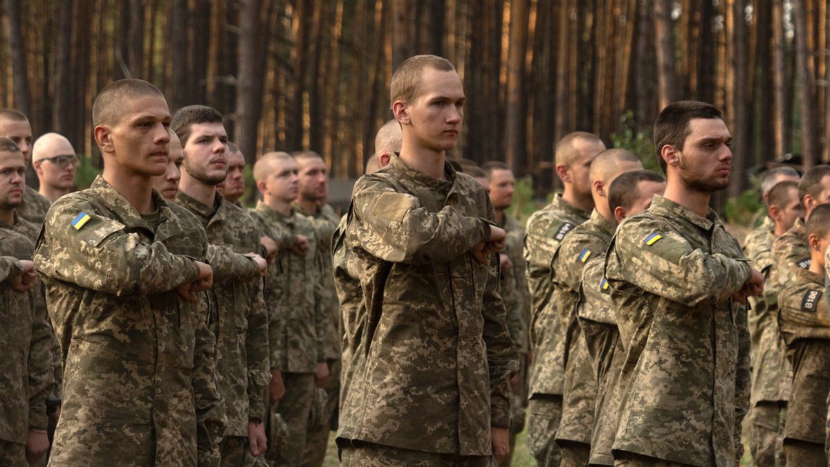 25.09.2023, Ukraine, Kiew: Neu rekrutierte Soldaten der 3. ukrainischen Sturmbrigade stellen in einem Militärstützpunkt in der Nähe von Kiew auf.
