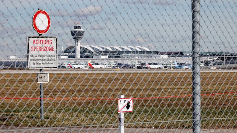 Ein Schild mit der Aufschrift "Achtung Sperrzone - Betreten oder Durchfahrt nur nach Genehmigung über Funk durch den Kontrollturm" ist auf dem Gelände des Flughafens München zu sehen. Im Hintergrund der Tower. | Bild: pa / dpa / Matthias Balk Ein Schild mit der Aufschrift "Achtung Sperrzone - Betreten oder Durchfahrt nur nach Genehmigung über Funk durch den Kontrollturm" ist auf dem Gelände des Flughafens München zu sehen. Im Hintergrund der Tower.