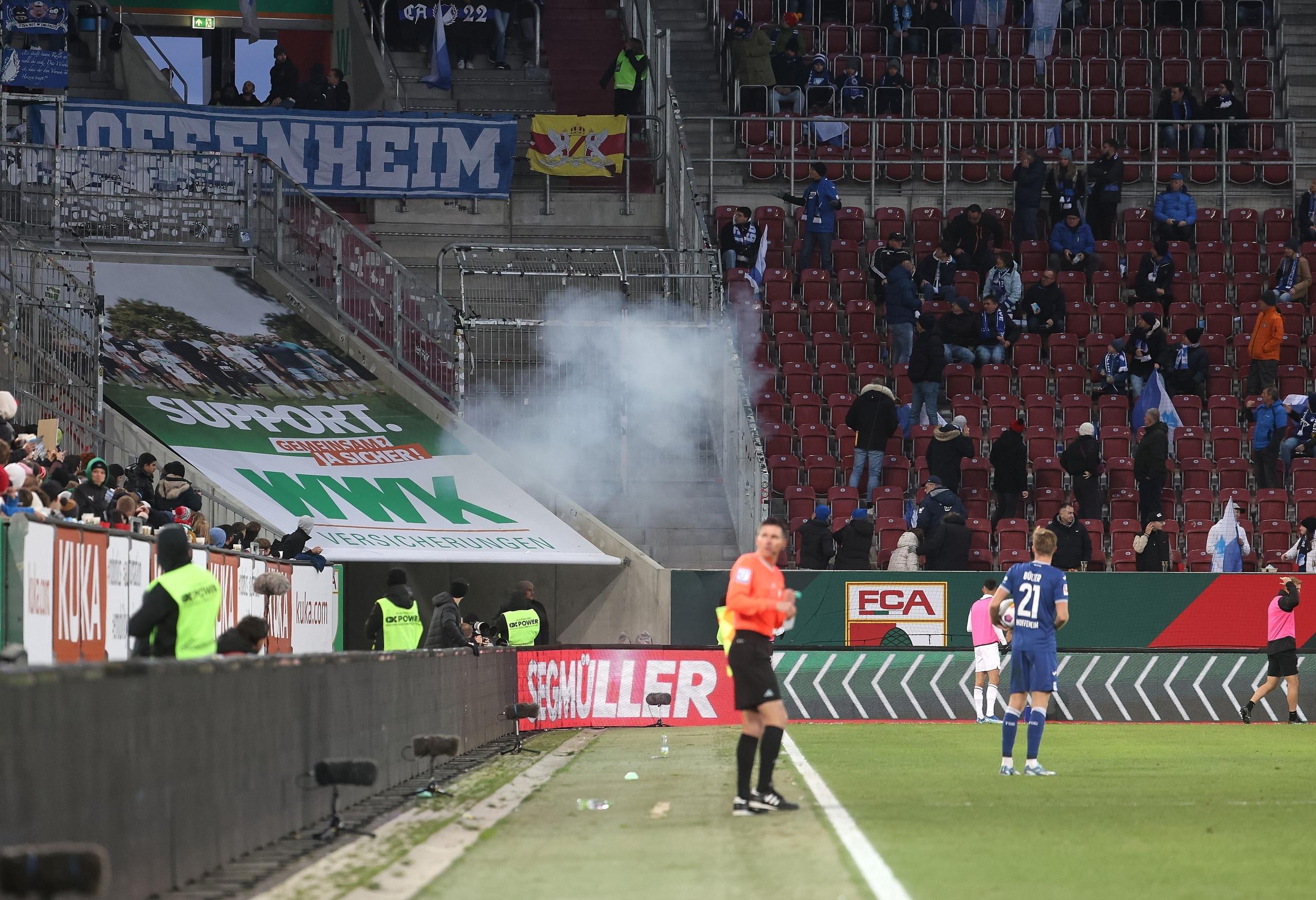 Eine Rauchwolke am Gästeblock nach einer lauten Detonation während des Spiels: FC Augsburg gegen TSG 1899 Hoffenheim
