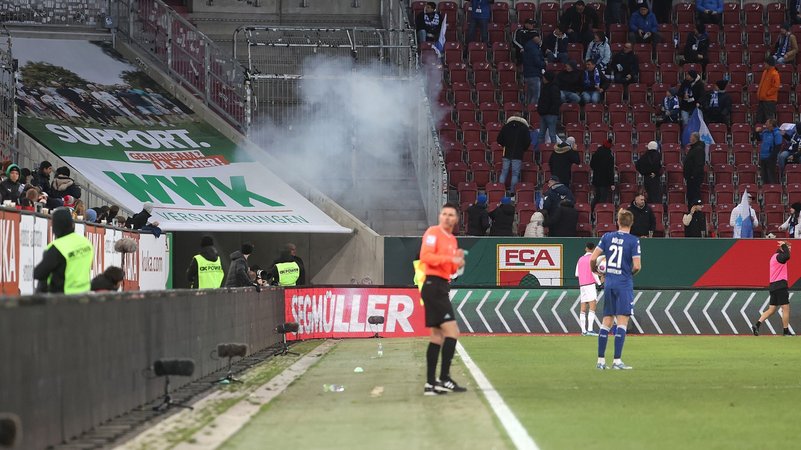 Eine Rauchwolke am Gästeblock nach einer lauten Detonation während des Spiels: FC Augsburg gegen TSG 1899 Hoffenheim