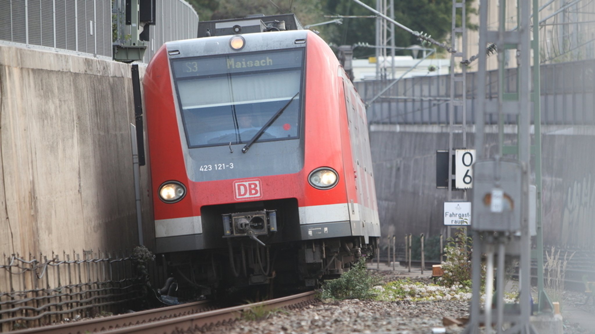 eine S-Bahn der Linie S3 fährt an der Hackerbrücke aus einem Tunnel.