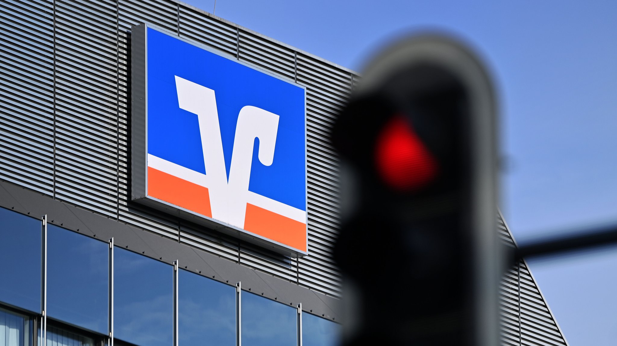 (Symbolbild) Das Logo einer Volksbank Raiffeisenbank prangt auf einer Filiale in Bayern | Bild: dpa/pa/Frank Hoermann/Sven Simon (Symbolbild) Das Logo einer Volksbank Raiffeisenbank prangt auf einer Filiale in Bayern