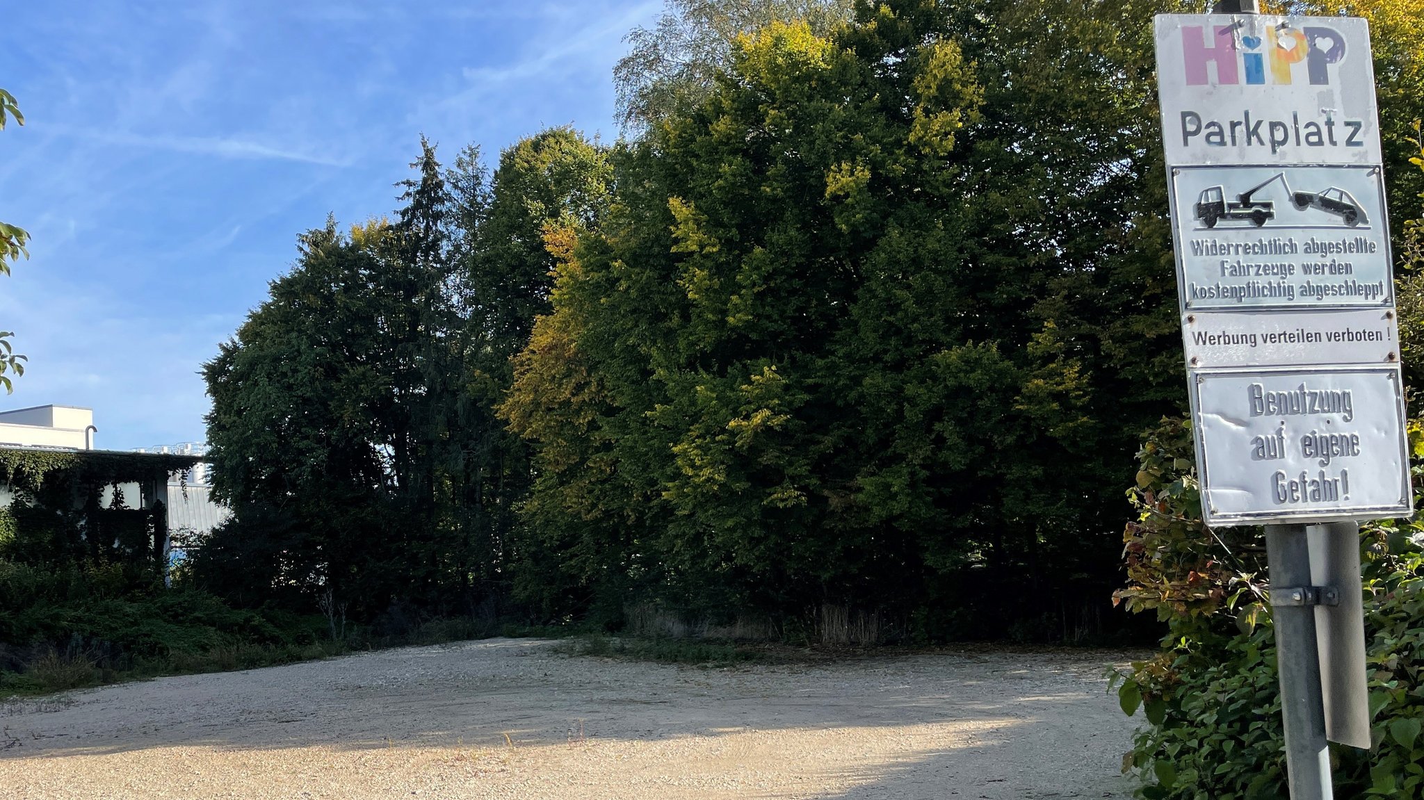 Aktuell sind viele der firmeneigenen Parkplätze bei Hipp in Pfaffenhofen frei. Der Grund könnte ein Hackerangriff sein.