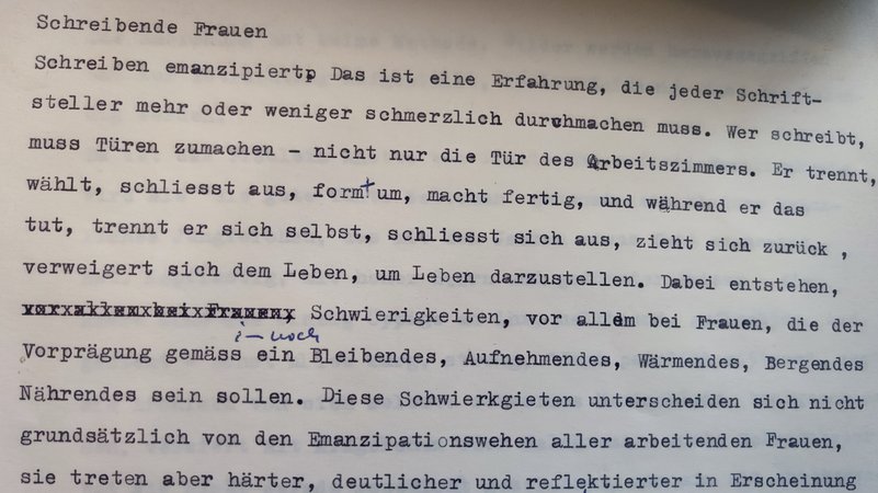 "Schreibende Frauen", Titel eines Typoskripts der Schriftstellerin Ruth Rehmann. Die Beschäftigung mit ihrem Werk kann zu einer differenzierteren Beschäftigung mit der Geschichte der bundesdeutschenliteratur nach 1945 führen. | Bild: Katharina Erlenwein / Literaturarchiv Sulzbach-Rosenberg "Schreibende Frauen", Titel eines Typoskripts der Schriftstellerin Ruth Rehmann. Die Beschäftigung mit ihrem Werk kann zu einer differenzierteren Beschäftigung mit der Geschichte der bundesdeutschenliteratur nach 1945 führen.