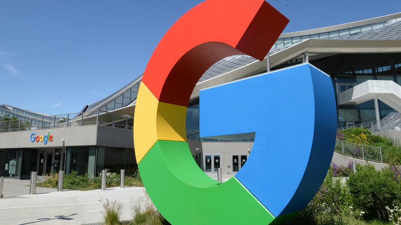 Das Logo von Google ist an einem Gebäude der Konzernzentrale in Mountain View in den USA zu sehen. | Bild: dpa-Bildfunk/Andrej Sokolow Das Logo von Google ist an einem Gebäude der Konzernzentrale in Mountain View in den USA zu sehen.
