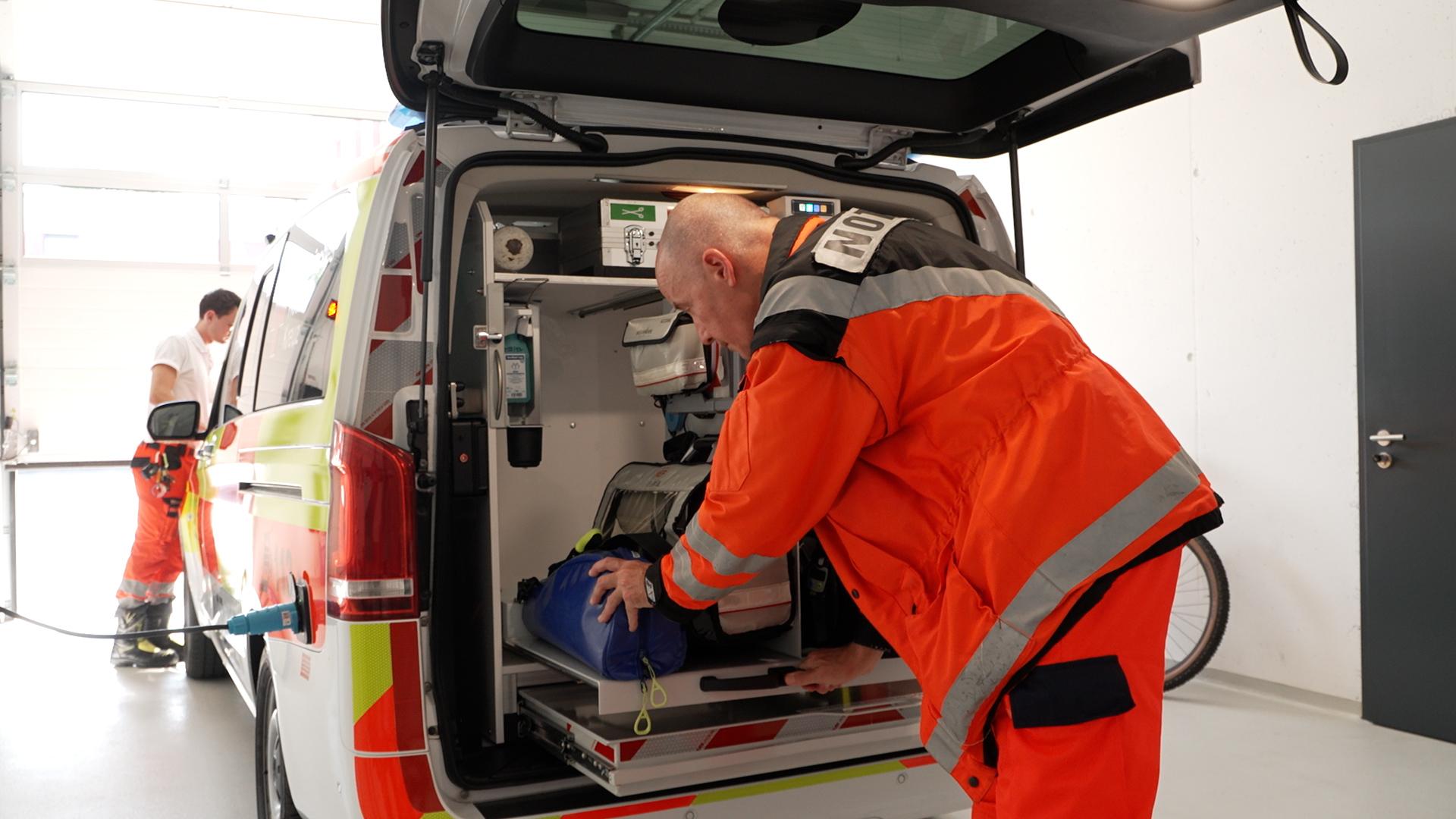 Ein Notarzteinsatz wird vorbereitet.