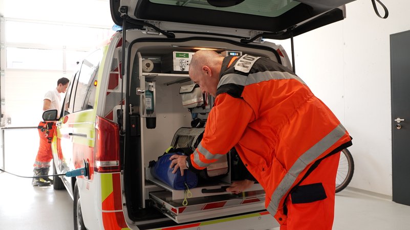 Ein Notarzteinsatz wird vorbereitet. | Bild: BR / Melina Eisemann Ein Notarzteinsatz wird vorbereitet.