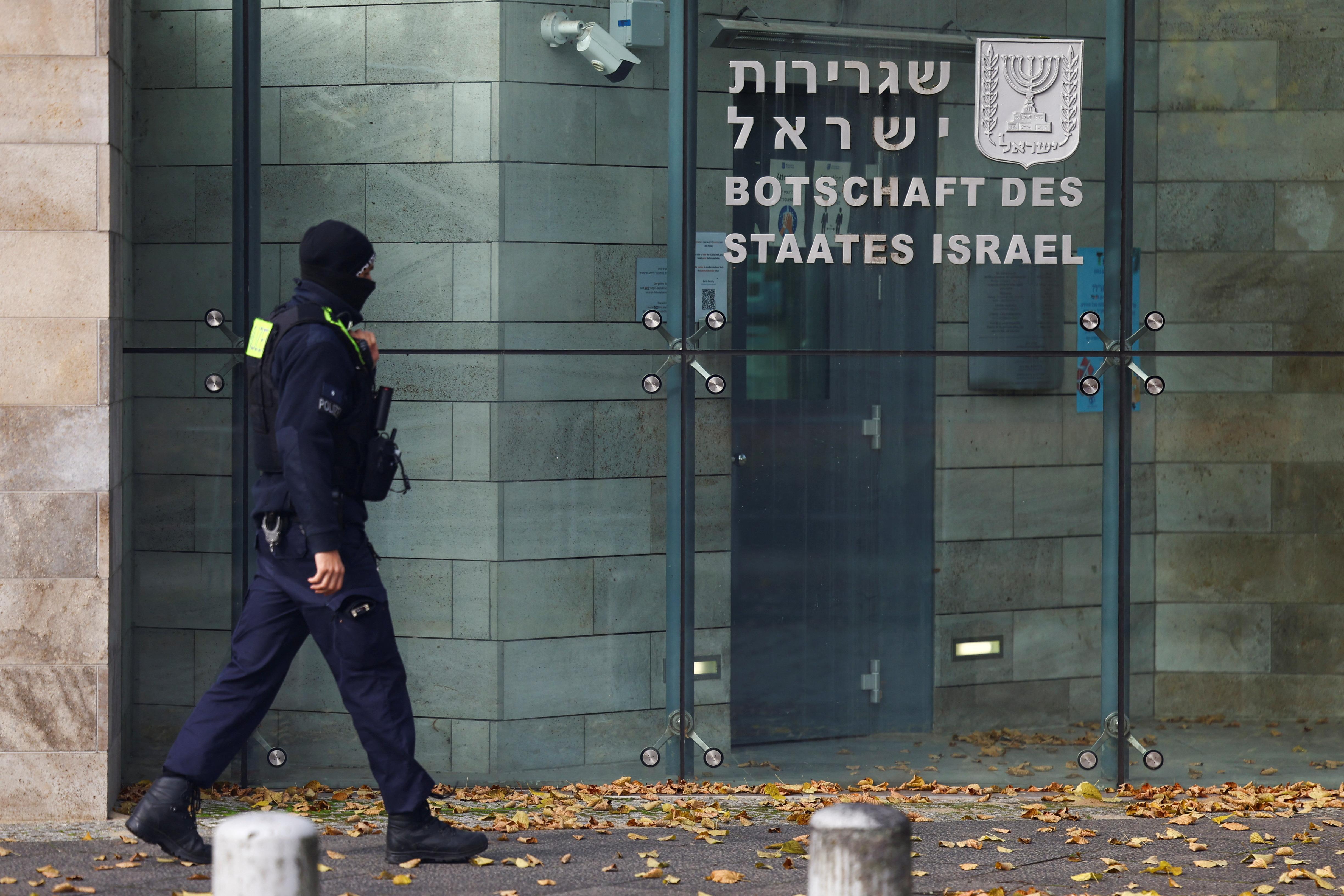 Polizei vor der israelischen Botschaft in Berlin