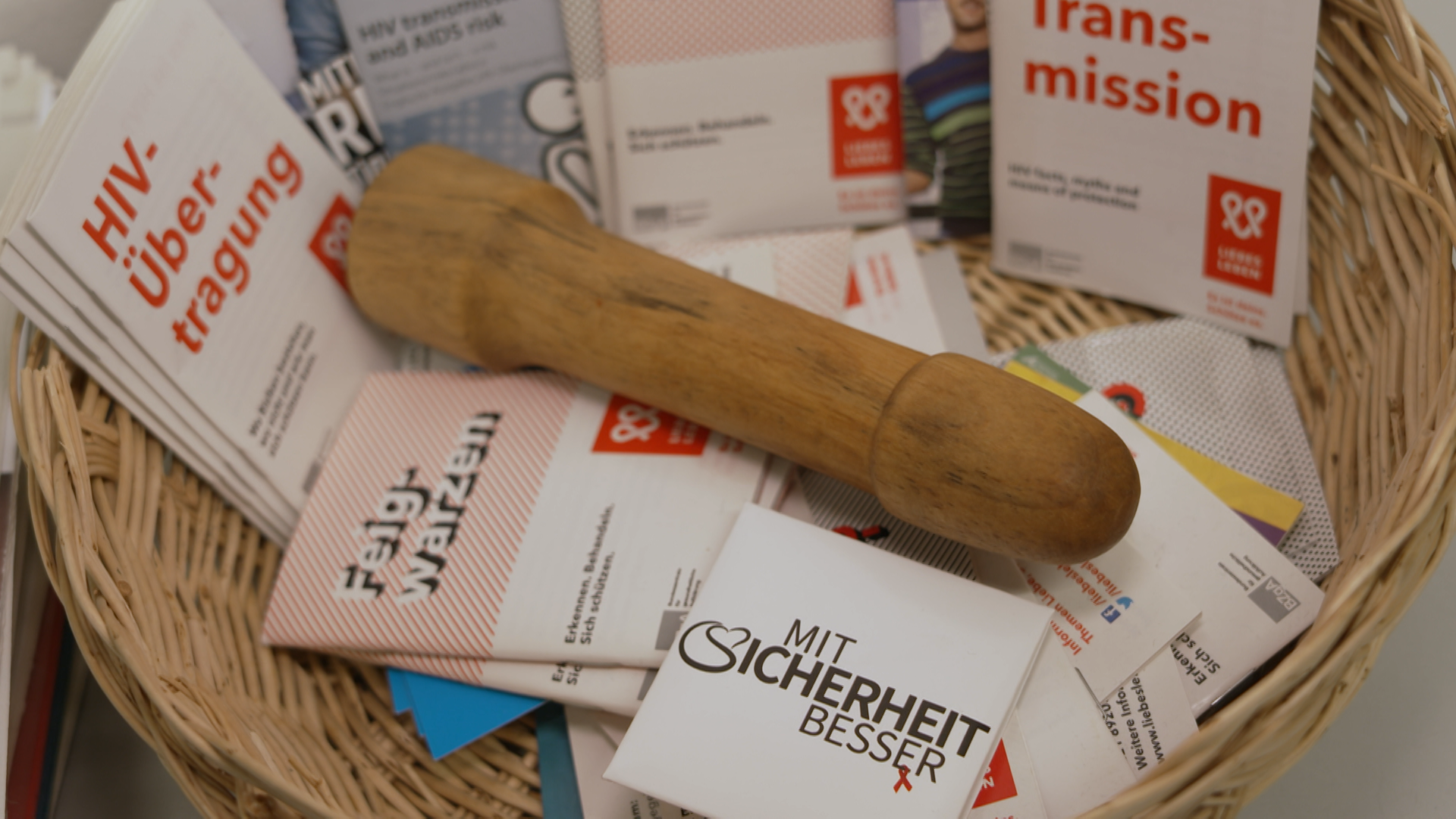 Ein Körbchen mit Flyern zum Thema Geschlechtskrankheiten